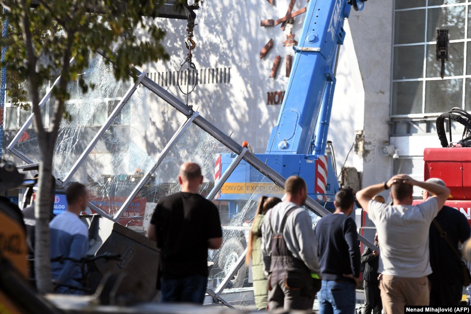 Shërbimet emergjente në vendin e aksidentit në Novi Sad, më 1 nëntor 2024.