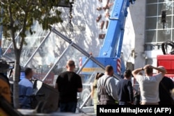 Shërbimet emergjente në vendin e aksidentit në Novi Sad, më 1 nëntor 2024.