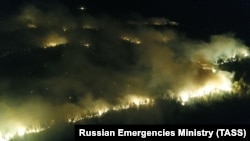 Вид сверху на лесной пожар на площади 200 га в Даниловском районе Волгоградской области России, август 2021 года