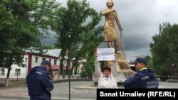 Қазақстанда жойылған Коммунистік партияның жақтасы Оксана Терновская Мәншүк Мәметованың ескерткішін сүруге қарсылық акциясын өткізіп тұр. Орал, 22 мамыр 2017 жыл.