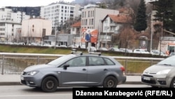 Kolona vozila koji čekaju na drive-in testiranje na korona virus, opština Centar Sarajevo.