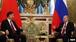 Президент Китая Си Цзиньпин и президент России Владимир Путин на встрече в Кремле 4 июля 2017 года.