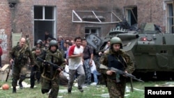 Trupe speciale ruse iau cu asalt şcoala de la Beslan, 3 septembrie 2004