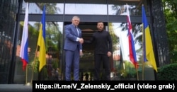 Ужгород, 5 вересня 2025 року. Роберт Фіцо приїхав на зустріч з президентом Володимиром Зеленським. Після того Словаччина не має нічого проти євроінтеграції України, але Фіцо критикує військову і фінансову допомогу Україні з боку ЄС