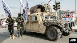 "Taliban" təhlükəsizlik qüvvələri Əfqanıstanda hakimiyyət çevrilişinin dördüncü ildönümü münasibətilə keçirilən mitinqdə keşik çəkirlər.