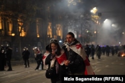 Forțele de ordine folosesc gaze lacrimogene și tunurile cu apă împotriva protestatarilor. Zeci de oameni au fost răniți participând la protestele din ultima săptămână în Tbilisi.