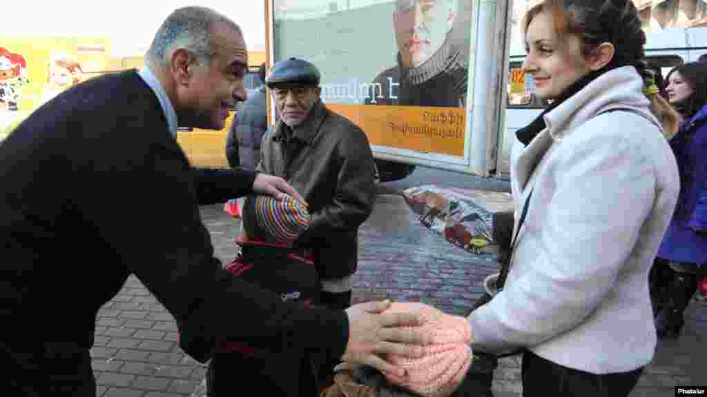 Armenia - Opposition presidential candidate Raffi Hovannisian campaigns in Yerevan, 22Jan2013.