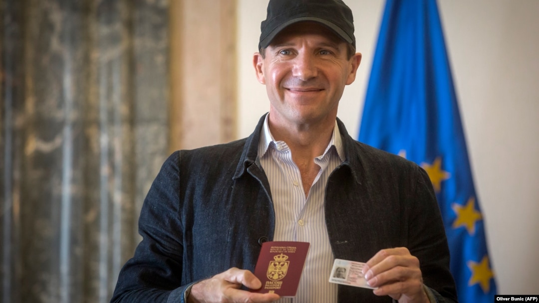 Rejf Fajns (na fotografiji) sve ovo je dobio zahvaljujući jednom pasošu i jednoj inauguraciji: Branislav Trifunović
