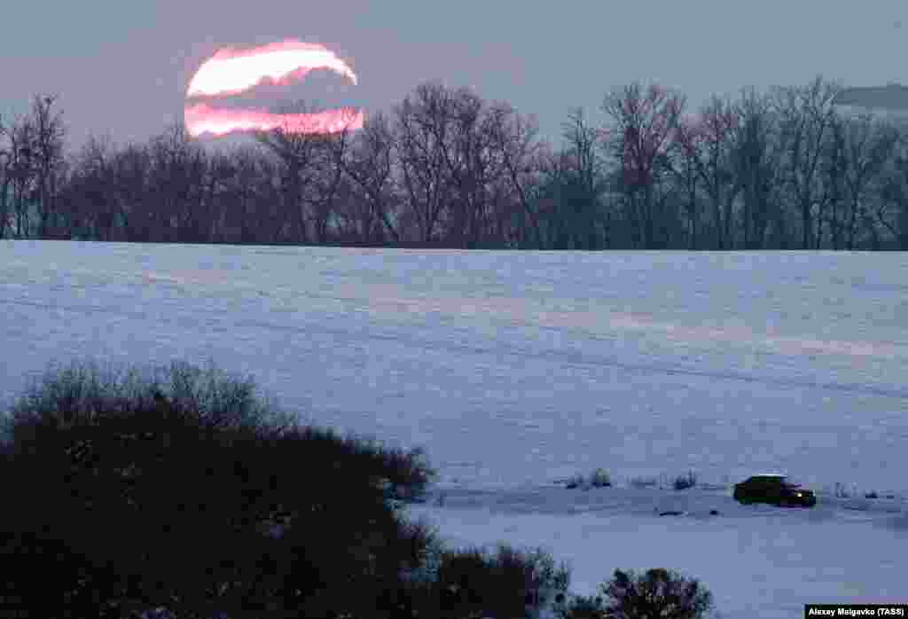 Краєвид на захід сонця під Сімферополем, лютий 2021 року