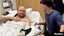 Австралиядагы "Бонди баатыр" Ахмед ал-Ахмедге 1,65 млн АКШ долларын тапшырып жатышкан учур. 