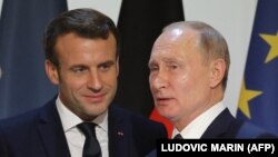 «Він мені пропонував деякі речі, пов’язані зі поступками щодо нашого суверенітету для того, щоб зберегти обличчя президенту Путіну. Мені здається, це не дуже коректно», – розповів президент України