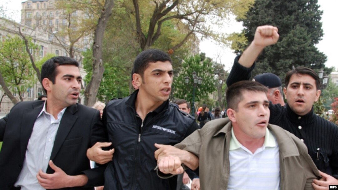 Polis «Gül bayramı»nın ləğvini istəyən 50-dən çox gənci həbs etdi. Bakı, 10 may 2009