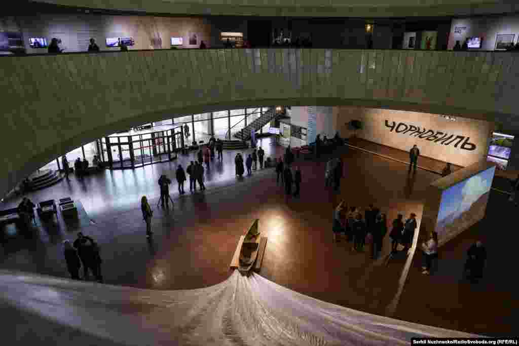 В «Українському домі» проходить виставка «Чорнобиль. Обʼєкт укриття». Як повідомляють організатори, «в експозиції виставки чорнобильський ландшафт постає не як мовчазний свідок трагедії, а майже як містична сила, що притягує людей попри небезпеку»