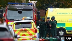 პოლიციელები და სასწრაფო დახმარების მანქანა ინციდენტის ადგილზე, მანჩესტერში. 2 ოქტომბერი, 2025 წელი