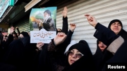 Жени скърбят на улицата за смъртта на върховния лидер на Иран Али Хаменей, Техеран, 1 март 2026 г.