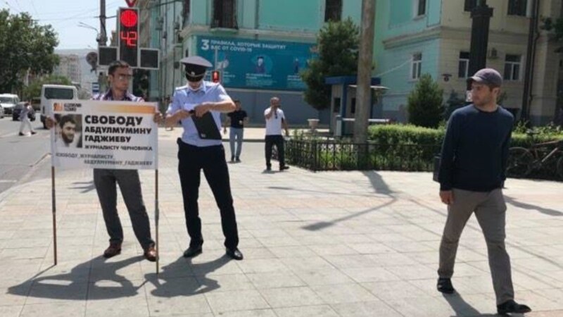 В Махачкале прошла серия одиночных пикетов в поддержку журналиста Гаджиева 
