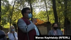 Митингіні ұйымдастырушы дәрігер Қайырғали Көнеев сөз сөйлеп тұр. 18 қыркүйек 2020, Алматы.