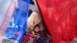 Otthonukból elüldözött menekültek Kabul egyik parkjában, az ideiglenes szállásként szolgáló sátrukban 2021. szeptember 14-én