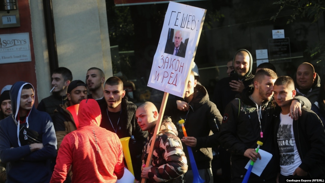 Подкрепящите Иван Гешев бяха единствените допуснати от полицията до сградата на ВСС. Те не можаха да кажат пред репортерите защо са там.