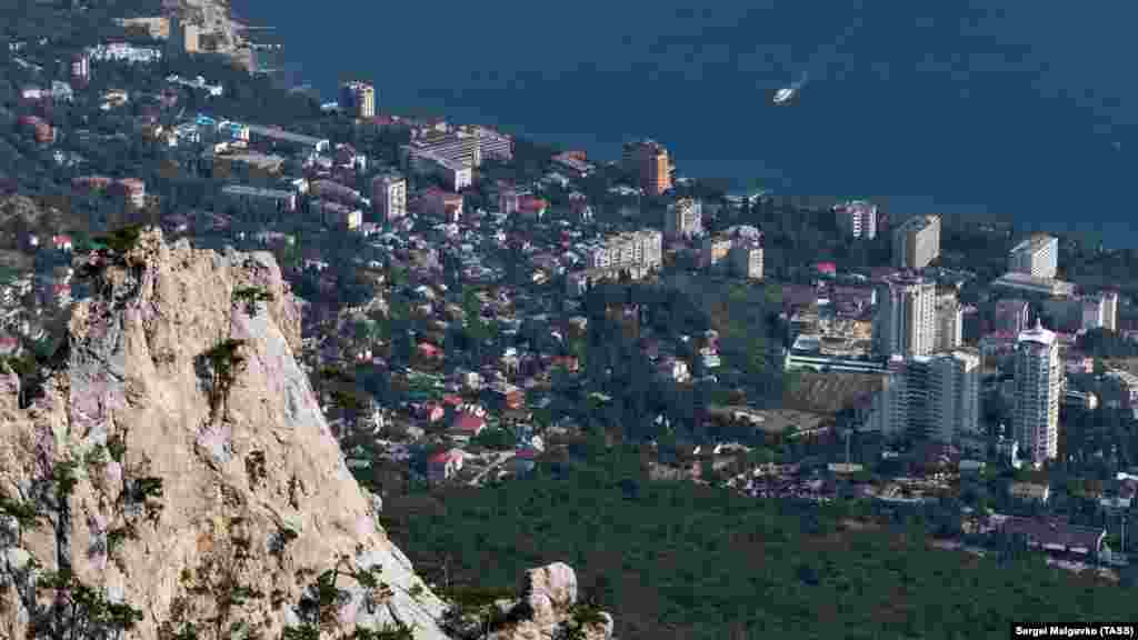Вигляд на чорноморське узбережжя в околицях селища Місхор із гори Ай-Петрі