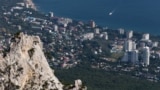 Вид на черноморское побережье в окрестностях поселка Мисхор с горы Ай-Петри. Крым, 2021 год