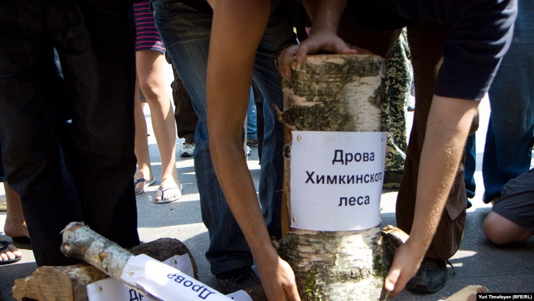 Russia -- Ecologist and Left Front activists bring "Woods of Khimki forest" to the building of Government of Russian Federation, 22Jul2010