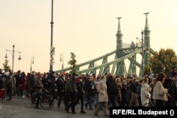 Tüntetők vonulnak Budapesten 2020. október 23-án a Színház- és Filmművészeti Egyetem átalakítása ellen tartott felvonuláson.