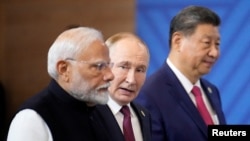 Прем’єр Індії Нарендра Моді, президент Росії Володимир Путін і голова КНР Сі Цзіньпін перед пленарним засіданням саміту БРІКС у Казані, Росія, 23 жовтня 2024 року