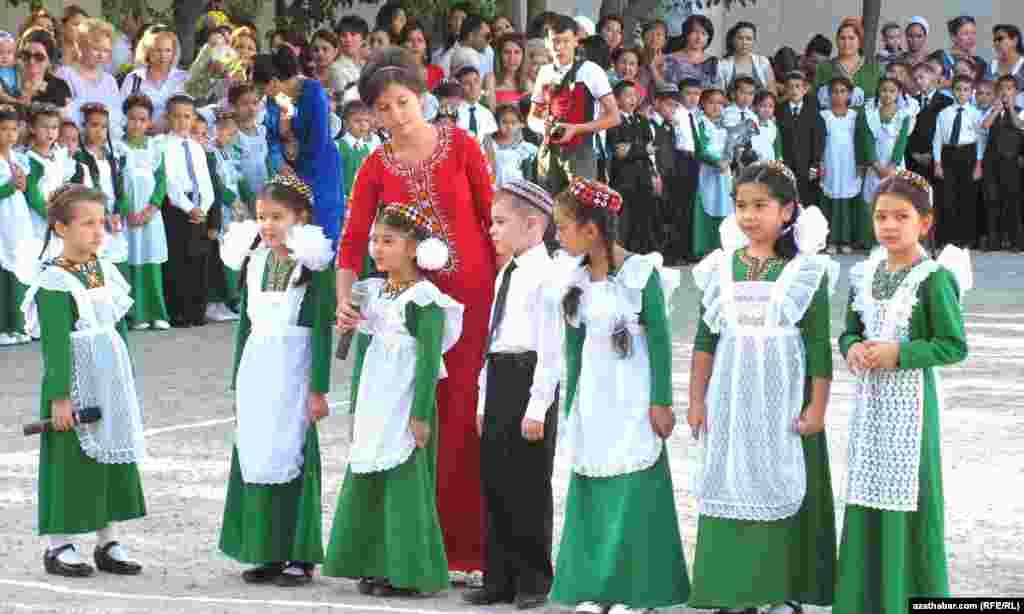 T&uuml;rkmenabat ş&auml;heriniň 11-nji mekdebind&auml;ki dabara.