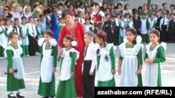 Торжественное мероприятие в школе в Туркменистане, посвященное началу нового учебного года.
