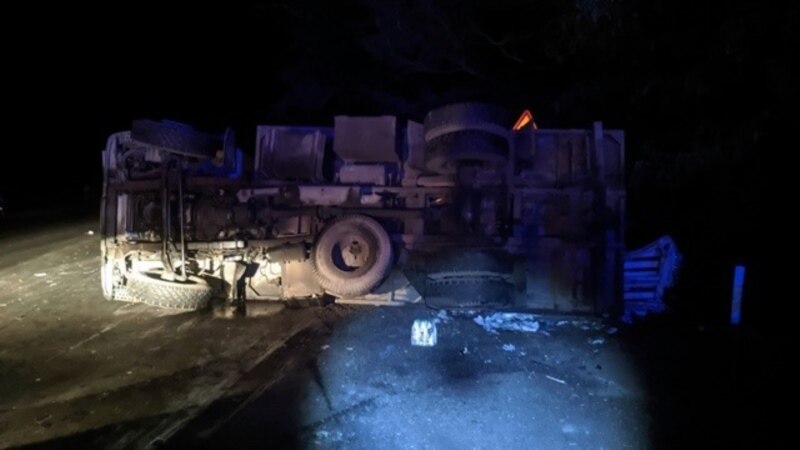 В Крыму грузовик перевернулся после столкновения с легковушкой (+фото)