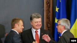 Петро Порошенко, Жан-Клод Юнкер і Дональд Туск під час зустрічі у Києві 27 квітня 2015 року