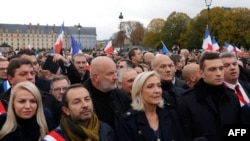 De la stânga la dreapta, în primul rând: Sebastien Chenu, Marine Le Pen și Jordan Bardella.