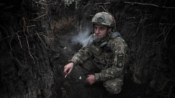 Артилерист 44-ї ОАБр ім. гетьмана Данила Апостола курить в окопі перед вогневою роботою у бік російських військ, Дніпропетровська область