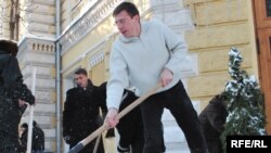 Primarul Dorin Chirtoacă dă exemplu la muncă