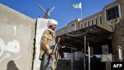 Вооружен член на Талибанците на затворениот граничен премин меѓу Авганистан и Пакистан, 12 октомври 2025 година