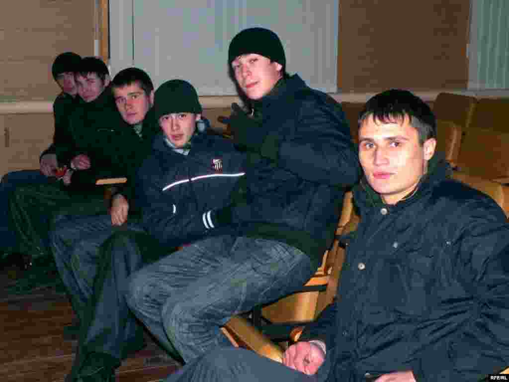 Дискәтүктә егетләр юк диләр, монда алар шактый