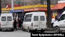 Маршрутные такси на одной из остановок в Бишкеке. Иллюстративное фото. 