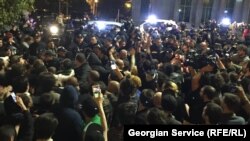 Маңзатка каршы рейдден кийинки нааразылык.