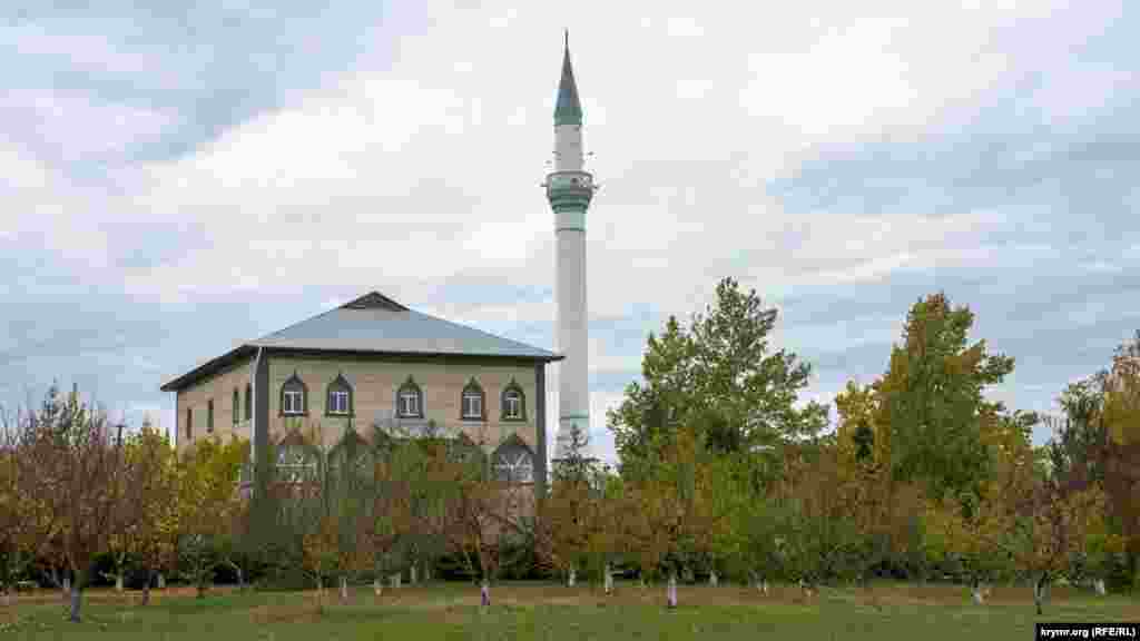 Селищну мечеть Мекке Джамі на вулиці Героя Абдураманова відкрили у 1999 році. На її території функціонують школа хафізів &ndash; зберігачів Корану, а також інтенсивні курси вивчення священного письма для дівчат і жінок