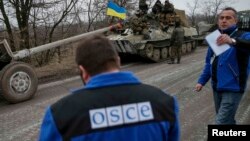 Представники місії ОБСЄ під час відведення важкого озброєня українською армією, 26 лютого 2015 року