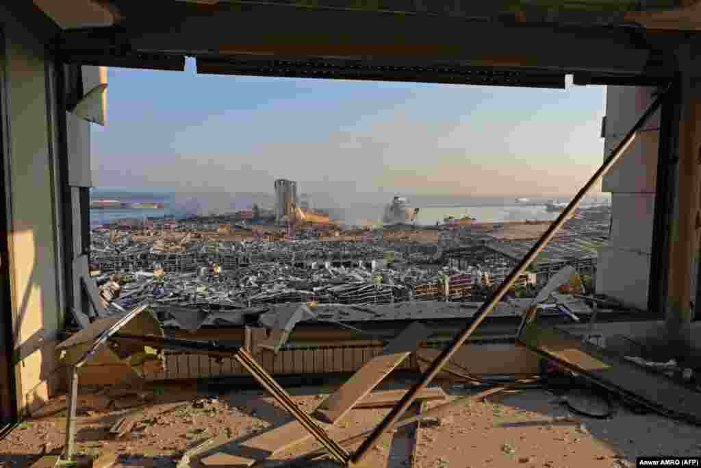 Вид з вікна однієї з багатоповерхівок бейрутського порту.&nbsp; За словами кореспондента CNN, вікна внаслідок вибуху були вибиті на відстані декількох кілометрів. У бюро CNN в Бейруті вибух відчувався як &laquo;землетрус&raquo;