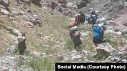 شماری از آواره‌های جنگ‌ها در ولایت دایکندی. 