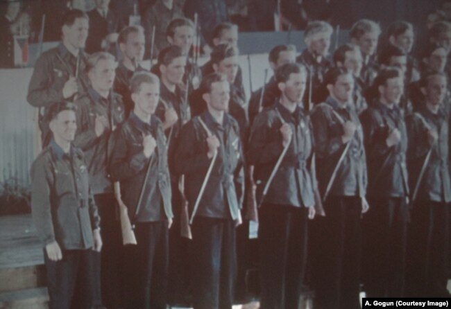 Парад вооружённых сил ГДР, начало 1950-х годов. Снимок с выставки "Сталин" в бывшей тюрьме Штази – мемориальном комплексе "Берлин – Хоэншонхаузен". Копия А. Гогуна.