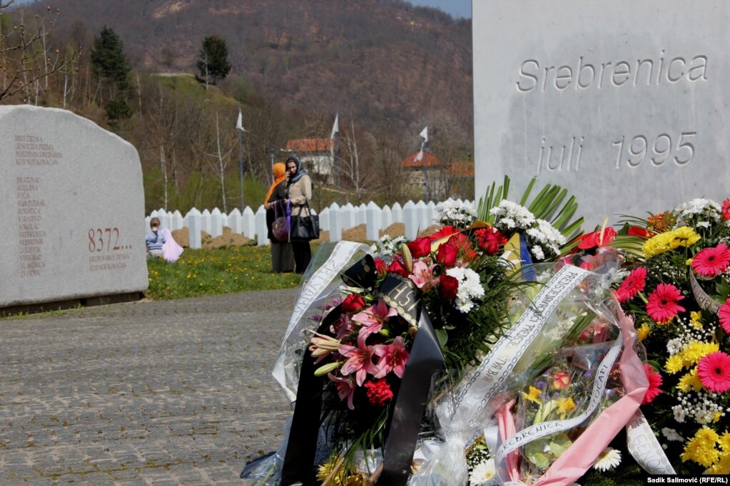 Tokom genocida nad Bošnjacima Srebrenice jula 1995. godine, zarobljeni muškarci odvedeni su u okolinu Braunca, Srebrenice i Zvornika i na više lokacija pogubljeni. Prema zvaničnim podacima sredinom jula te godine, ubijeno je 8.372 Bošnjaka. Do sada je identificirano i u Memorijalni centar Potočari sahranjeno 6.644 žrtava genocida.