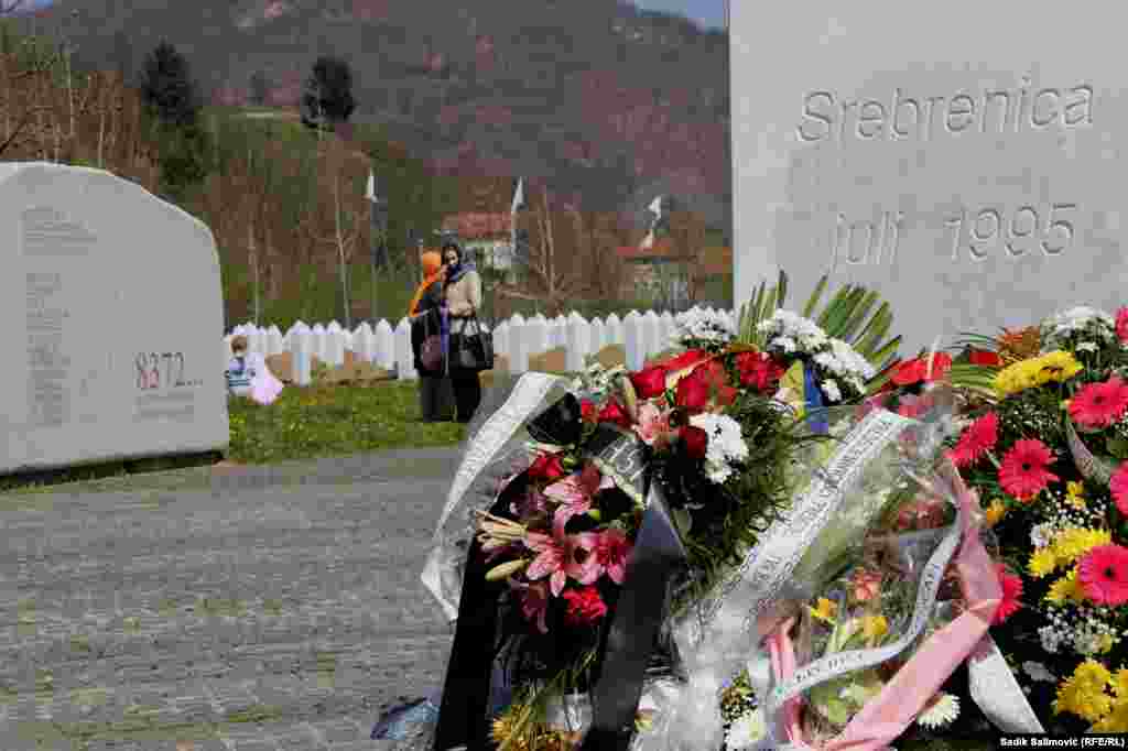 За време на геноцидот врз Бошњаците од Сребреница во јули 1995 година, заробените лица беа одведени во околината на Браунац, Сребреница и Зворник и погубени на повеќе локации. Според официјалните податоци, во средината на јули истата година, биле убиени 8.372 Бошњаци. Досега се идентификувани и погребани 6.644 жртви на геноцид во Меморијалниот центар Поточари.