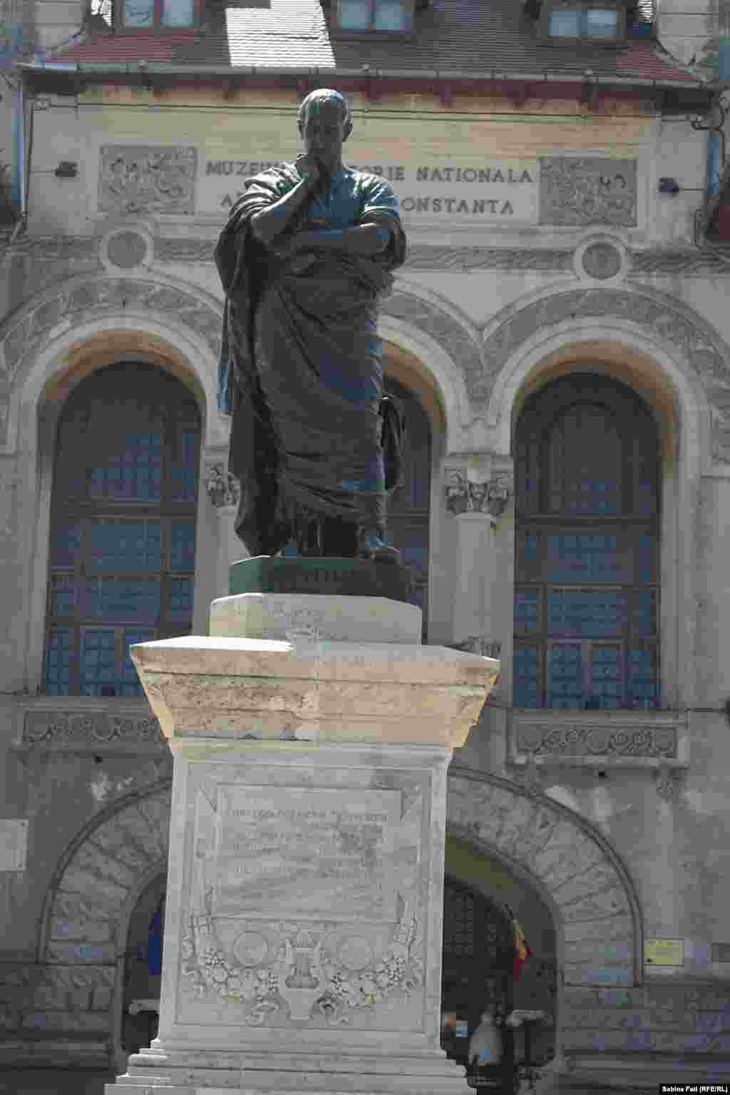 Constanța 2016, Ovidiu, poetul exilat la Tomis. Statuia, făcută în 1887, a fost mutată cu fața spre mare, cu toate că Ettore Ferrari, sculptorul, a gândit-o sa fie cu fața spre oraș.&nbsp;O statuie identică se afă la Sulmona, in Italia,&nbsp;locul de baștina al lui Ovidiu.