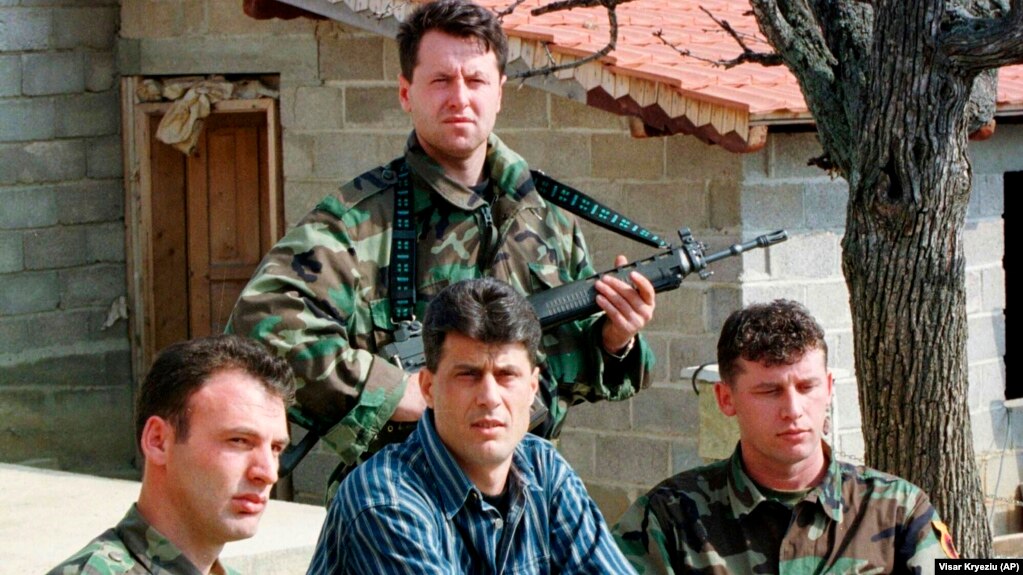 Hashim Thaçi, si udhëheqës i ekipit negociator të shqiptarëve të Kosovës dhe udhëheqës politik i Ushtrisë Çlirimtare të Kosovës. Mars, 1999.