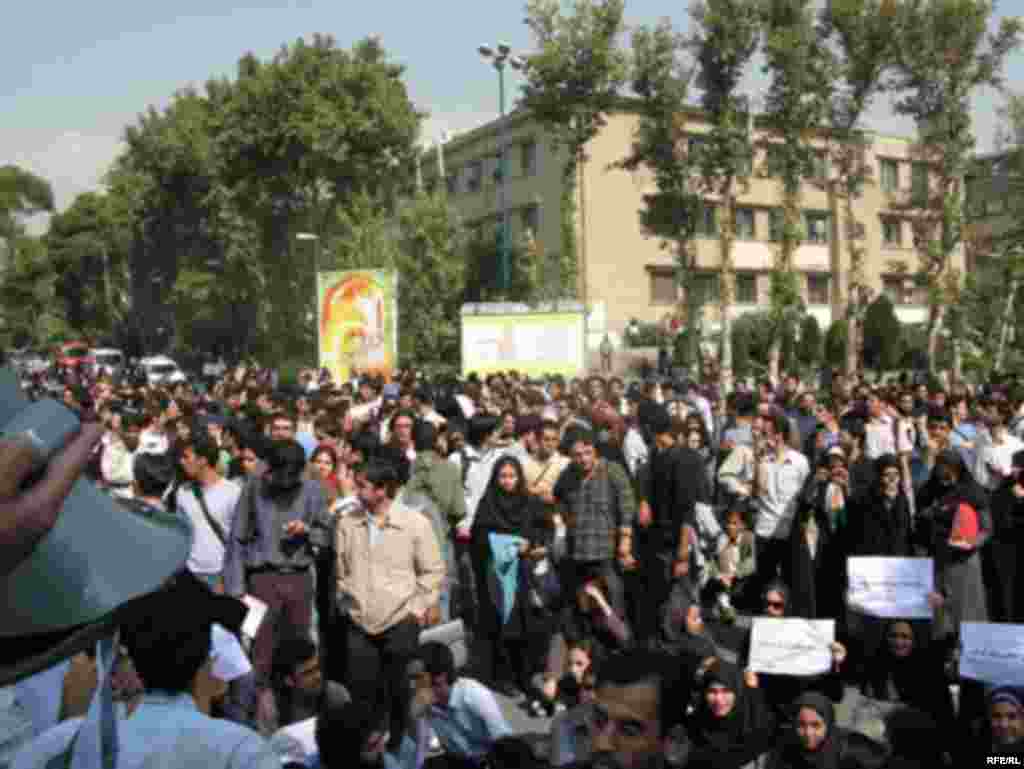 فعالان دانشجویی می گویند که هیچ کدام از اعضای انجمن اسلامی و تحکیم وحدت به سخنرانی آقای احمدی نزاد دعوت نشده بودند تا پرسش های خود را بپرسند.