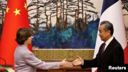 Šefovi diplomatije Francuske i Kine, Katrin Kolona (L) i Vang Ji, na konferenciji za medije u Pekingu, 24. novembar 2023.